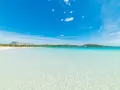 Acque cristalline e sabbia bianca a Cala Brandinchi, un angolo di paradiso che ricorda Tahiti.