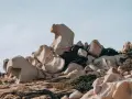 Formazioni rocciose scolpite dal vento nella Valle della Luna, Santa Teresa di Gallura. Un paesaggio lunare con rocce levigate e macchia mediterranea.