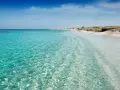 Acque cristalline e sabbia bianca sulle spiagge di Oristano, un paradiso per gli amanti del mare.