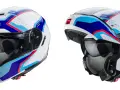 Due caschi da moto bianchi con grafiche blu, rosse e azzurre. Uno è un casco integrale, l'altro è un modulare aperto.