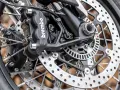 Primo piano della pinza freno Brembo e del disco forato, dettagli per la sostituzione pastiglie freni moto.