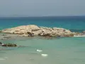Scoglio di Peppino: arrivarci è facile, basta nuotare o camminare tra le rocce. L'acqua cristallina invita a esplorare.