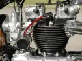 Motore bicilindrico **2 tempi moto** con carburatore cromato e tubo benzina rosso.