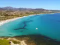 Spiaggia affollata e mare cristallino, un paradiso da scoprire. Ecco cosa vedere a Budoni per una vacanza indimenticabile.