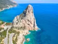 Scogliere mozzafiato e mare cristallino, ecco dove si trova Arbatax, con la sua iconica roccia rossa che emerge dalle acque turchesi.