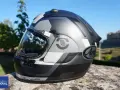 Casco moto Arai con grafica camouflage, visiera trasparente e adesivo di certificazione E4. Sicurezza garantita per ogni avventura.