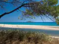 Spiaggia di Lotzorai: cosa vedere? Un'oasi di pace con sabbia dorata, mare cristallino e un fiume che sfocia dolcemente.