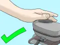 Mano che copre il serbatoio della pompa frizione, con segno di spunta verde. Procedura per come spurgare pompa frizione completata con successo.