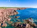 Scogliere rosse e mare cristallino, un panorama mozzafiato per scoprire cosa vedere a Sant'Antioco.