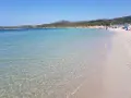 Acque cristalline e sabbia dorata sulla spiaggia Marina Maria. Un paradiso per rilassarsi sotto il sole.
