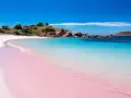 Spiaggia rosa di Budelli, Sardegna. Acque cristalline e sabbia finissima creano un paesaggio da sogno.