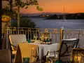 Tavola apparecchiata con vista sul golfo al tramonto. Atmosfera romantica in uno dei ristoranti di Golfo Aranci.