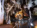 Stupende formazioni calcaree e stalattiti illuminano le grotte Santa Barbara, con passerelle che invitano all'esplorazione di questo mondo sotterraneo.