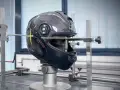 Casco da moto in carbonio sottoposto a test di impatto, per verificare la conformità alla normativa casco moto.