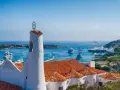 Porto Cervo: yacht di lusso e case bianche, un panorama da sogno per i suoi abitanti.