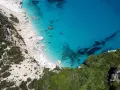 Una caletta nascosta tra rocce e macchia mediterranea, con acque cristalline che la rendono una delle 20 spiagge più belle della Sardegna.