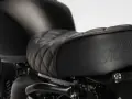 Sella in pelle nera trapuntata per moto. Scopri come pulire la sella della moto per mantenerla come nuova.