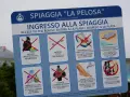 Cartello regole spiaggia La Pelosa, Stintino. Per sapere come arrivare a Stintino, segui le indicazioni per la spiaggia.