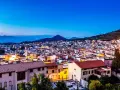 Vista serale di Cala Gonone, con luci accese tra le case. Perfetto per scoprire cosa fare la sera.