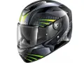 Casco Shark nero con grafica geometrica verde e gialla. È bene che il casco sia dotato di visiera trasparente per una guida sicura.