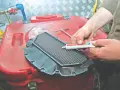Applicazione di grasso sigillante sul bordo del filtro aria moto per una corretta pulizia e manutenzione.