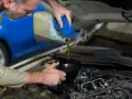 Meccanico versa olio nel motore. Cosa succede se metto olio 2 tempi in 4 tempi? Potrebbe danneggiare il motore.