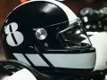 Casco nero con numero 8 bianco e strisce. Per sapere come non far appannare la visiera del casco, guarda questo dettaglio.