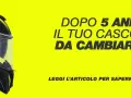 Casco da moto in carbonio con dettagli gialli. Le sue parti, come la visiera e la calotta, sono visibili. Il testo suggerisce di cambiare il casco dopo 5 anni.