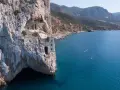 Porto Flavia, un'antica miniera a picco sul mare. Come arrivare: in auto o con tour in barca per ammirare la costa.