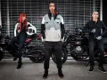 Moda moto: come vestirsi per andare in moto donna, con outfit moderni e protettivi. Tre persone con moto.