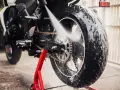 Lavaggio catena moto con idropulitrice, pronta per il rimessaggio.