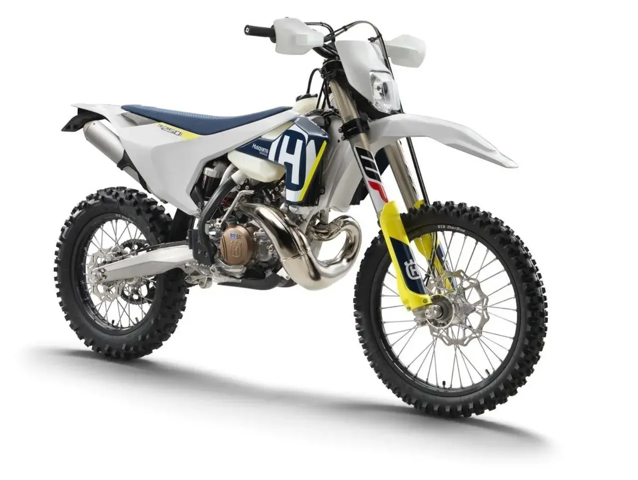 Moto da cross Husqvarna bianca e blu, con scarico a vista. Un esempio di motore 2 tempi, diverso dal 4 tempi.