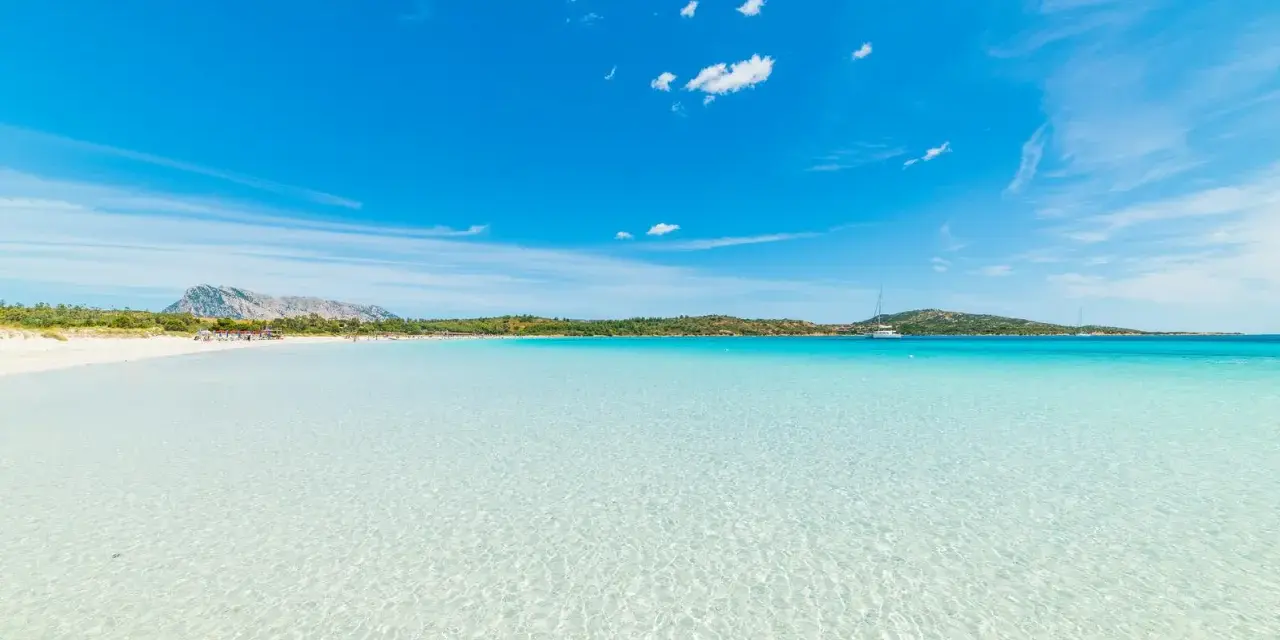 Acque cristalline e sabbia bianca a Cala Brandinchi, un angolo di paradiso che ricorda Tahiti.