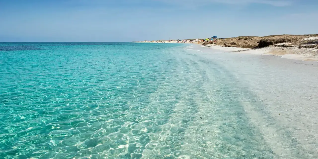 Acque cristalline e sabbia bianca sulle spiagge di Oristano, un paradiso per gli amanti del mare.