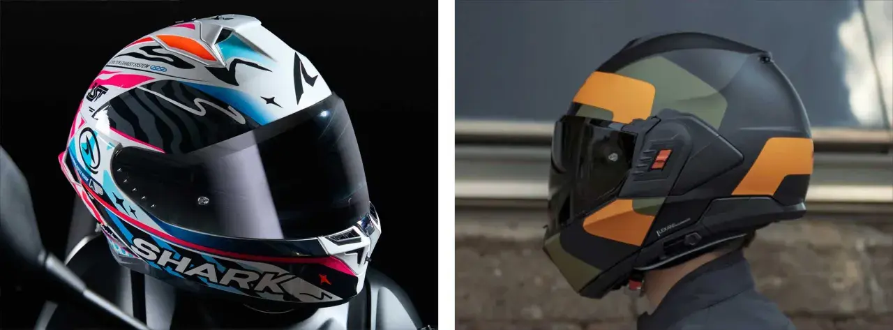 Due caschi da moto, uno bianco con grafiche colorate e il logo Shark, l'altro nero con mimetica arancione e verde. Essenziali protezioni obbligatorie moto.