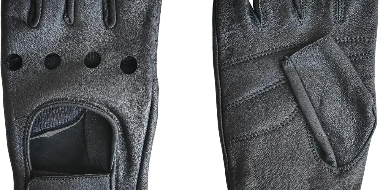 Coppia di guanti ad uso motociclistico in pelle nera, senza dita, con fori di ventilazione e chiusura a velcro.