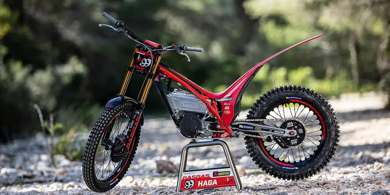 Moto da trial rossa GasGas, pronta a scatenare il suo gas gas nel fuoristrada.