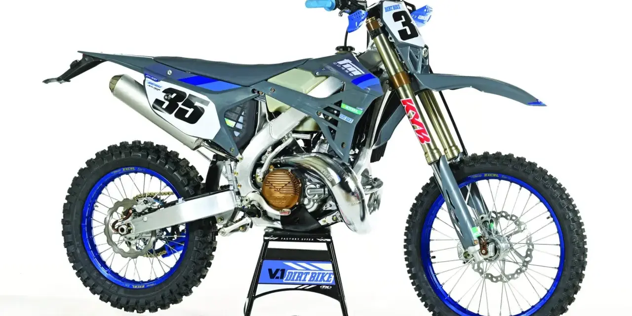 Moto a due tempi da cross, numero 35, con cerchi blu e forcella KYB.