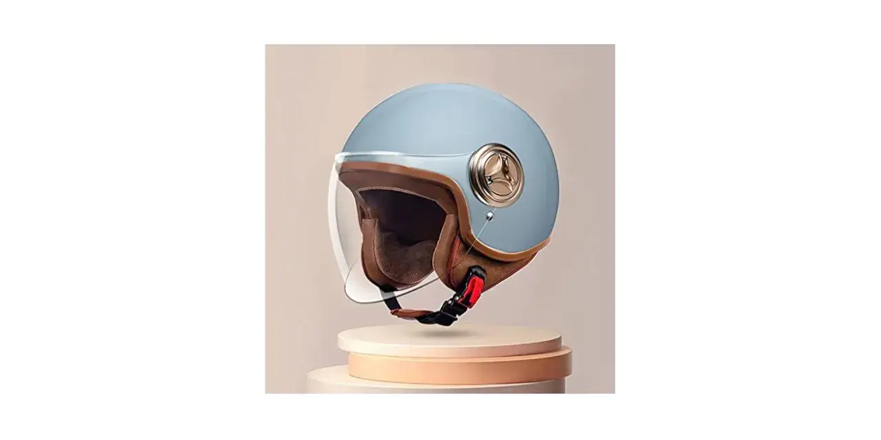 Caschi moto bambini taglie: un elegante casco jet azzurro con dettagli in ecopelle marrone e visiera trasparente, perfetto per la sicurezza dei più piccoli.