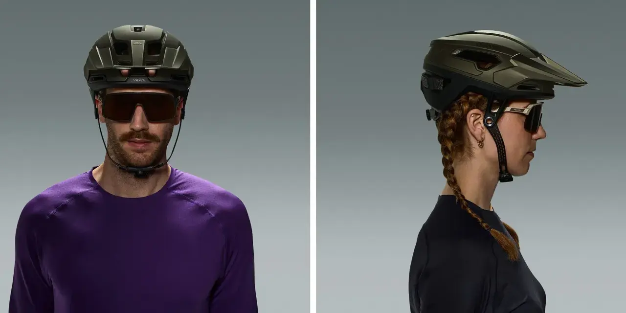 Uomo e donna indossano diversi tipi di casco da ciclismo, uno frontale e uno laterale, con occhiali sportivi.
