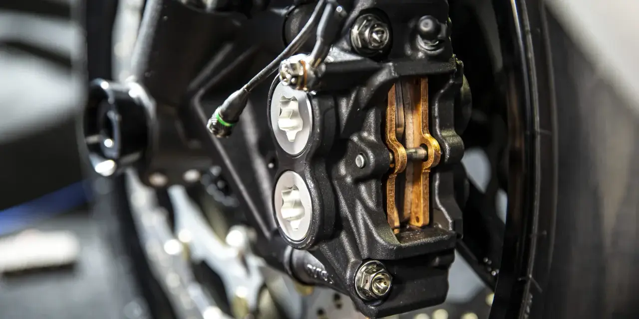 Pinza freno moto Galfer 35 con pastiglie in rame, pronta per affrontare ogni curva con sicurezza e precisione.