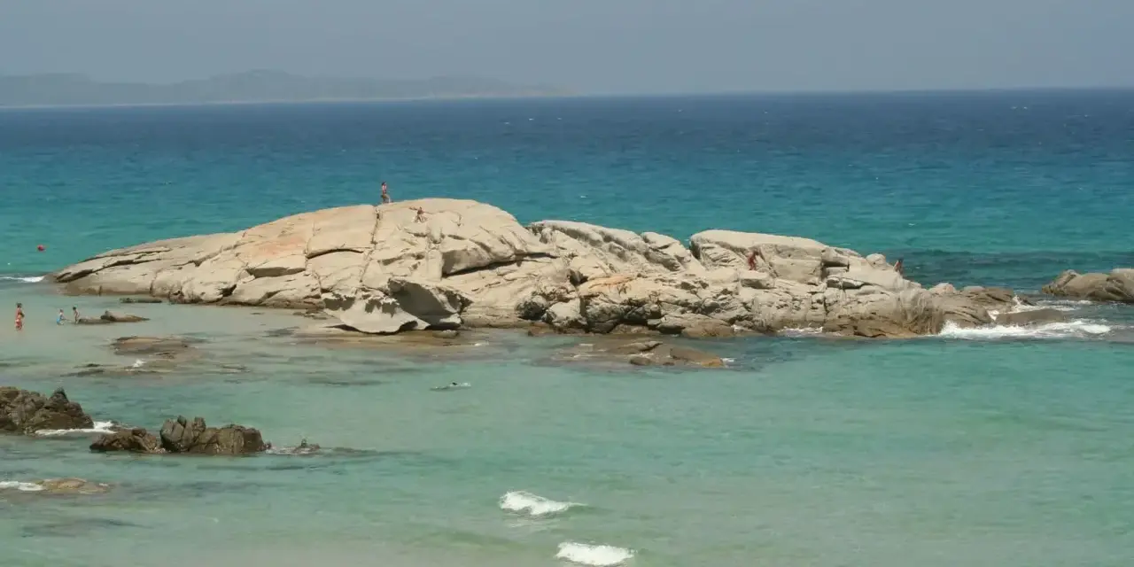 Scoglio di Peppino: arrivarci è facile, basta nuotare o camminare tra le rocce. L'acqua cristallina invita a esplorare.