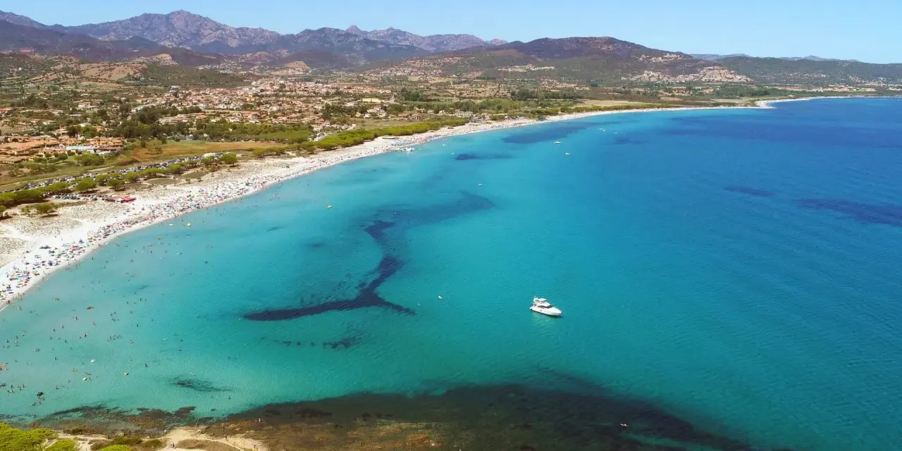 Spiaggia affollata e mare cristallino, un paradiso da scoprire. Ecco cosa vedere a Budoni per una vacanza indimenticabile.