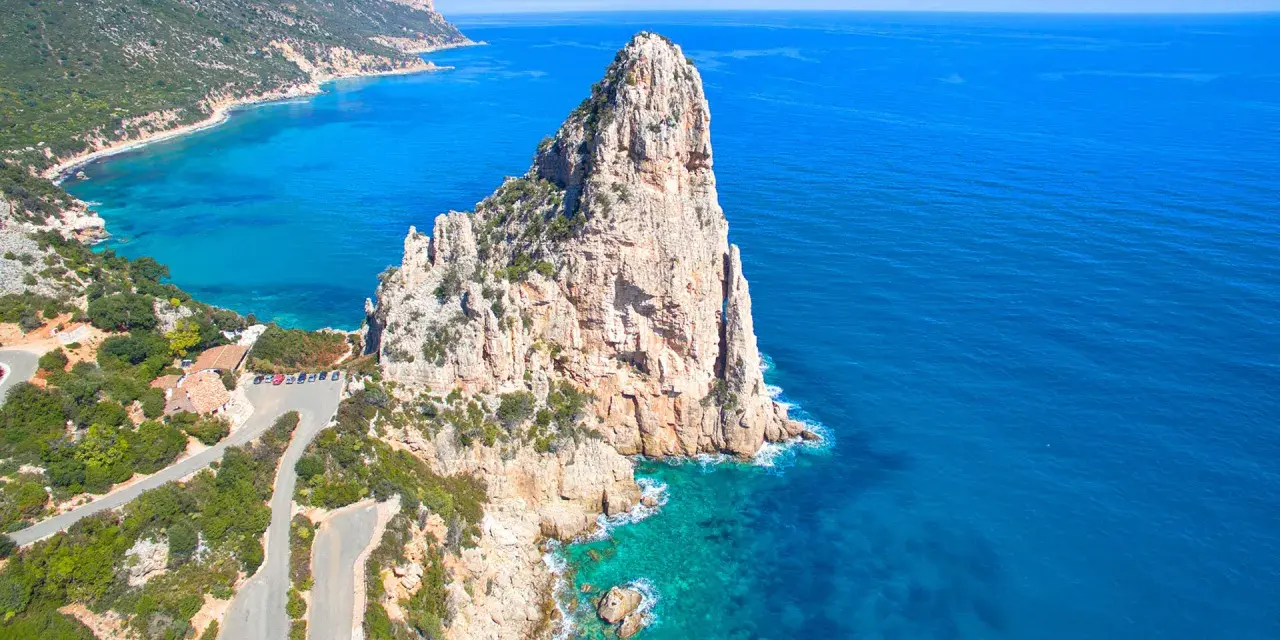 Scogliere mozzafiato e mare cristallino, ecco dove si trova Arbatax, con la sua iconica roccia rossa che emerge dalle acque turchesi.