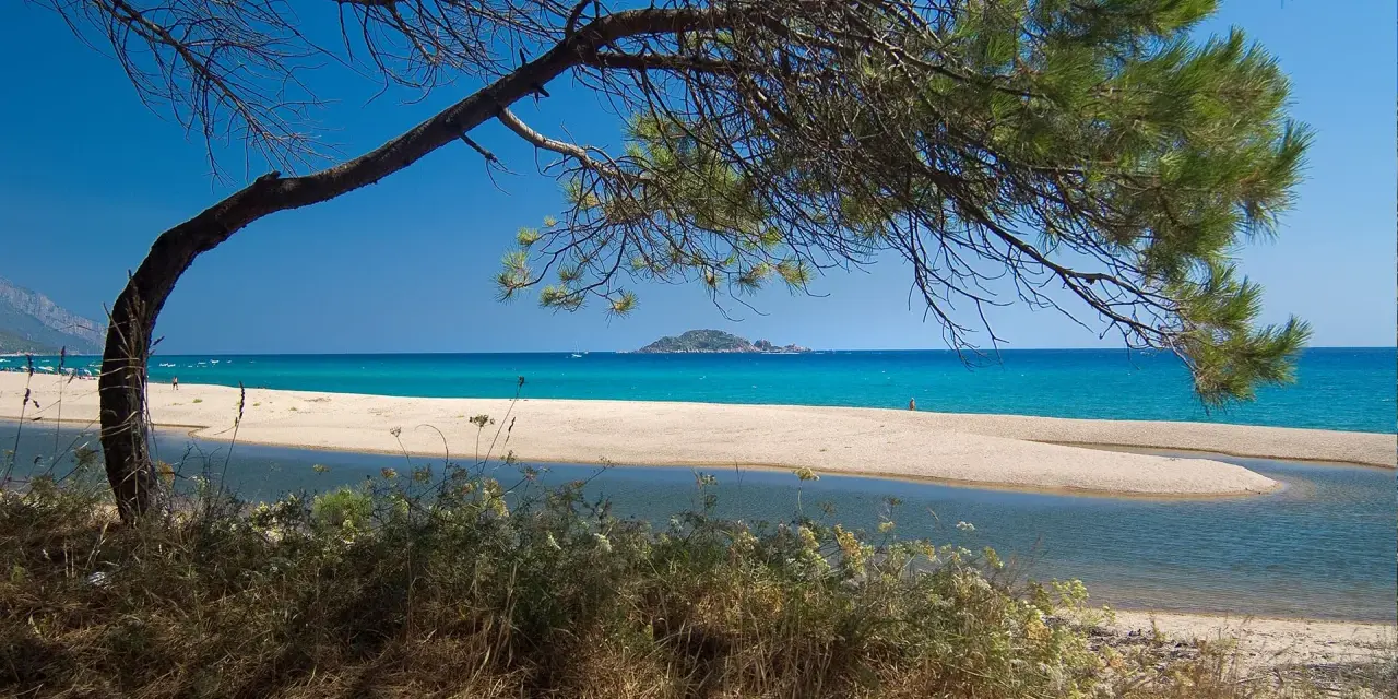 Spiaggia di Lotzorai: cosa vedere? Un'oasi di pace con sabbia dorata, mare cristallino e un fiume che sfocia dolcemente.