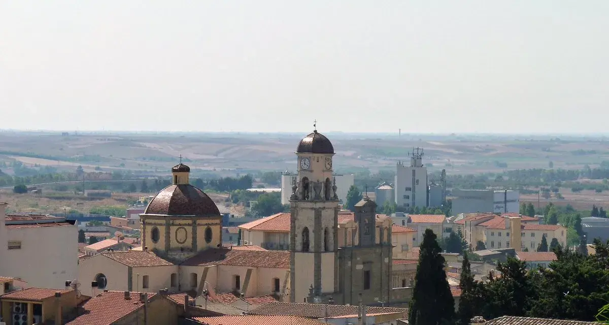 Panoramica di Sanluri: cosa vedere tra cupole, campanili e un paesaggio rurale.