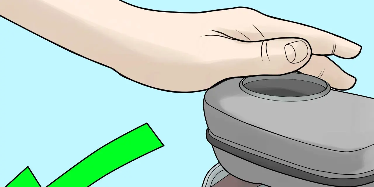 Mano che copre il serbatoio della pompa frizione, con segno di spunta verde. Procedura per come spurgare pompa frizione completata con successo.