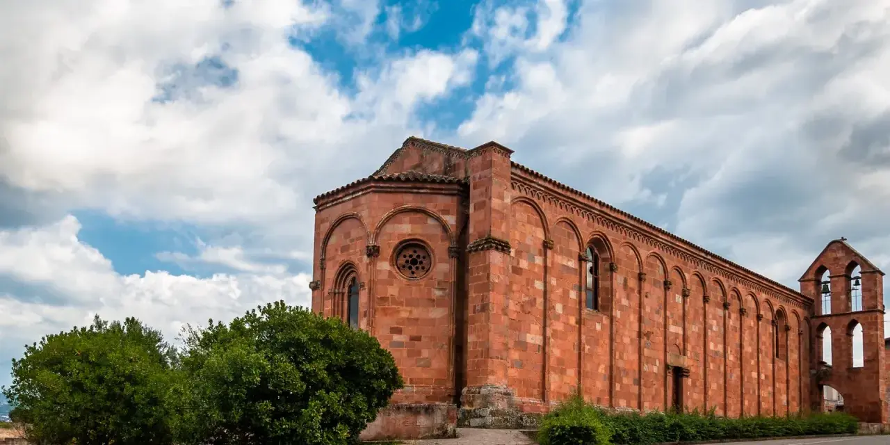 Chiesa romanica in pietra rossa, un gioiello da scoprire nel centro storico di Nuoro cosa vedere.