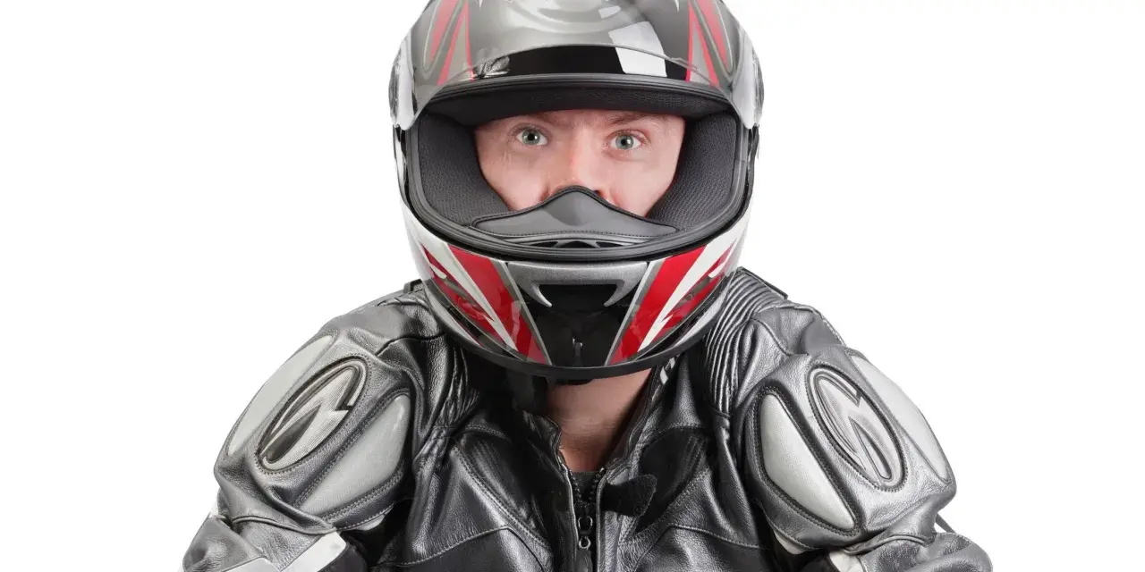 Motociclista con casco taglia S misura, pronto per la pista.