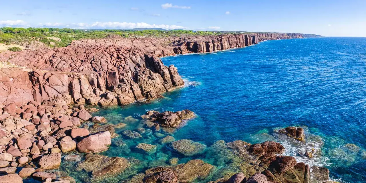 Scogliere rosse e mare cristallino, un panorama mozzafiato per scoprire cosa vedere a Sant'Antioco.